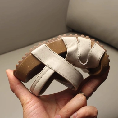 Sandal học sinh bé gái size 26-36 da mềm đế cao su dẻo chống trượt - Giảm giá 220k