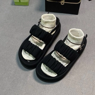 Sandal nữ 2 quai nhúng xếp ly cao 2cm, da mềm nhẹ, trẻ trung - Giảm còn 165.000 VND 3 Sandal nữ 2 quai nhúng xếp ly cao 2cm, da mềm nhẹ, trẻ trung - Giảm còn 165.000 VND 3