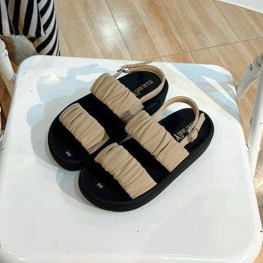 Sandal nữ 2 quai nhúng xếp ly cao 2cm, da mềm nhẹ, trẻ trung - Giảm còn 165.000 VND 4 Sandal nữ 2 quai nhúng xếp ly cao 2cm, da mềm nhẹ, trẻ trung - Giảm còn 165.000 VND 4
