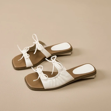 Sandal Nữ 3 Phân Đế Thấp Trắng Bạc – Dép Đi Biển Giá Ưu Đãi 280k