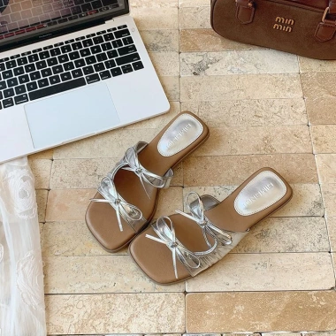 Sandal Nữ 3 Phân Đế Thấp Trắng Bạc – Dép Đi Biển Giá Ưu Đãi 280k