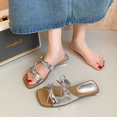 Sandal Nữ 3 Phân Đế Thấp Trắng Bạc – Dép Đi Biển Giá Ưu Đãi 280k