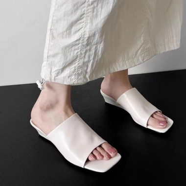 Sandal Nữ Đế Dày 2.09tr - Thoải Mái, Chống Trượt, Phù Hợp Học Sinh Du Lịch Biển