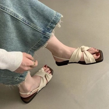 Sandal nữ mũi vuông quai xoắn kiểu Pháp 2.025, đế bằng chất cao A2 - Giá 103.500đ