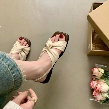 Sandal nữ mũi vuông quai xoắn kiểu Pháp 2.025, đế bằng chất cao A2 - Giá 103.500đ 5 Sandal nữ mũi vuông quai xoắn kiểu Pháp 2.025, đế bằng chất cao A2 - Giá 103.500đ 5