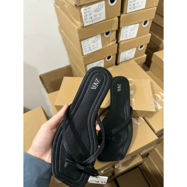 Sandal xỏ ngón mũi vuông nơ satin, đế bệt 1cm phong cách đơn giản, đi biển mùa hè - Giá 249.000đ Fullbox 8 Sandal xỏ ngón mũi vuông nơ satin, đế bệt 1cm phong cách đơn giản, đi biển mùa hè - Giá 249.000đ Fullbox 8