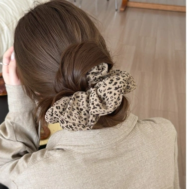 Scrunchies Da Báo Xếp Ly Thanh Lịch - Phụ Kiện Tóc Nữ Giá 32.615 VNĐ