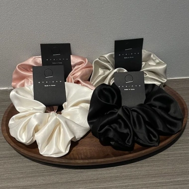 Scrunchies lụa satin cao cấp - Buộc tóc mềm mại, giảm giá 22% chỉ 25.500₫ 3 Scrunchies lụa satin cao cấp - Buộc tóc mềm mại, giảm giá 22% chỉ 25.500₫ 3