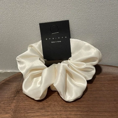 Scrunchies lụa satin cao cấp - Buộc tóc mềm mại, giảm giá 22% chỉ 25.500₫ 5 Scrunchies lụa satin cao cấp - Buộc tóc mềm mại, giảm giá 22% chỉ 25.500₫ 5