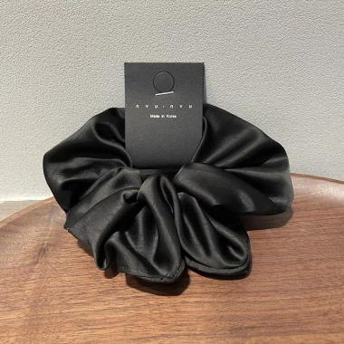 Scrunchies lụa satin cao cấp - Buộc tóc mềm mại, giảm giá 22% chỉ 25.500₫