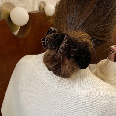 Scrunchies nhung dày bản to chun buộc tóc giá ưu đãi 15.500 VND phong cách và độ bền