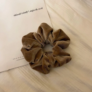 Scrunchies nhung dày bản to chun buộc tóc giá ưu đãi 15.500 VND phong cách và độ bền