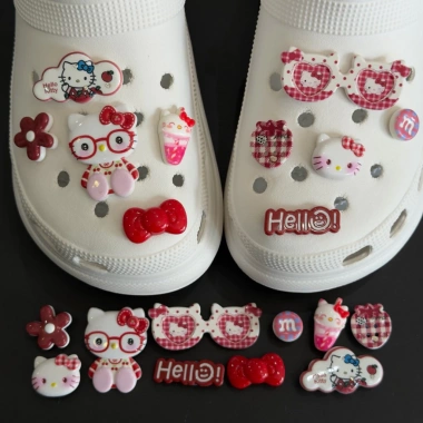Set 10 Charm Hello Kitty Đeo Kính Caro Đỏ Phụ Kiện Trang Trí Dép M80 Giá 40.000₫ 3
