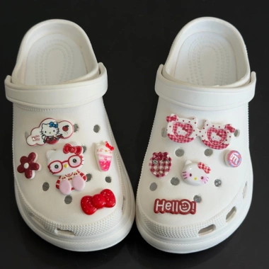 Set 10 Charm Hello Kitty Đeo Kính Caro Đỏ Phụ Kiện Trang Trí Dép M80 Giá 40.000₫ 4