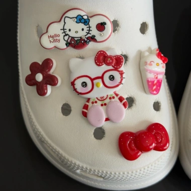 Set 10 Charm Hello Kitty Đeo Kính Caro Đỏ Phụ Kiện Trang Trí Dép M80 Giá 40.000₫ 5