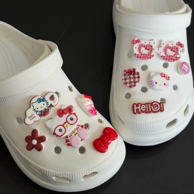 Set 10 Charm Hello Kitty Đeo Kính Caro Đỏ Phụ Kiện Trang Trí Dép M80 Giá 40.000₫ 7