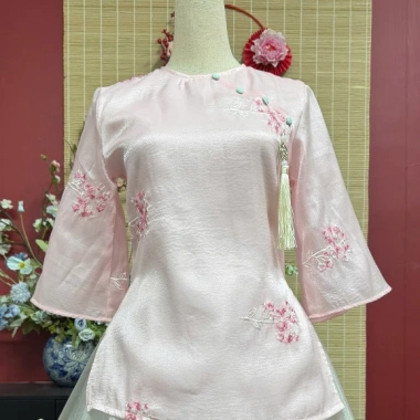 Set Áo Dài Cách Tân Tết 2.026 Bigsize + Dây – Đính Nút Tơ Thêu Hoa, Chân Váy Bóng Kính Xinh, 165k 10 Set Áo Dài Cách Tân Tết 2.026 Bigsize + Dây – Đính Nút Tơ Thêu Hoa, Chân Váy Bóng Kính Xinh, 165k 10