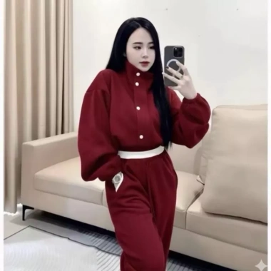 Set bộ nỉ đỏ cổ cao đính cúc + quần dài – Outfit Tết sang xịn, giảm giá 300.000₫