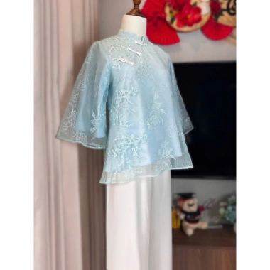 Set cách tân áo ren cổ tàu + quần suông trắng - Thiết kế lễ Tết, giá chỉ 249k 4 Set cách tân áo ren cổ tàu + quần suông trắng - Thiết kế lễ Tết, giá chỉ 249k 4