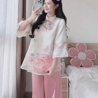 Set cách tân tay lỡ áo ren thêu đính nơ, quần lụa suông - Lễ Tết ưu đãi 4 Set cách tân tay lỡ áo ren thêu đính nơ, quần lụa suông - Lễ Tết ưu đãi 4