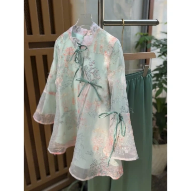 Set cách tân xanh áo cổ tàu đính nơ thêu hoa quần lụa giá 389.000đ lễ Tết 9 Set cách tân xanh áo cổ tàu đính nơ thêu hoa quần lụa giá 389.000đ lễ Tết 9