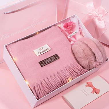 Set hộp quà tặng mùa đông ấm áp: khăn, găng tay, bịt tai, hoa + thiệp - Giá ưu đãi 229k cho người yêu & bạn gái
