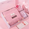 Set hộp quà tặng mùa đông ấm áp: khăn, găng tay, bịt tai, hoa + thiệp - Giá ưu đãi 229k cho người yêu & bạn gái 5