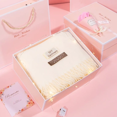 Set hộp quà tặng mùa đông ấm áp: khăn, găng tay, bịt tai, hoa + thiệp - Giá ưu đãi 229k cho người yêu & bạn gái 10 Set hộp quà tặng mùa đông ấm áp: khăn, găng tay, bịt tai, hoa + thiệp - Giá ưu đãi 229k cho người yêu & bạn gái 10