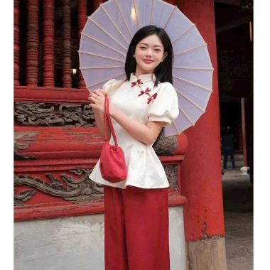 Sét lam thanh lịch, áo gấm hoa cổ tàu tay bồng nhún, eo nơ xéo, quần suông tuyết nhung đỏ - Giá 199.030₫