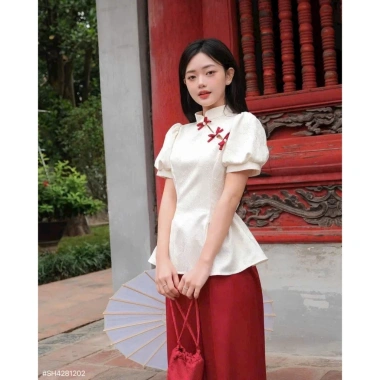 Sét lam thanh lịch, áo gấm hoa cổ tàu tay bồng nhún, eo nơ xéo, quần suông tuyết nhung đỏ - Giá 199.030₫