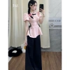 Set lam thiết kê thanh lịch áo gấm đỏ tay bồng cổ trụ rút dây sườn và quần suôg Giá ưu đãi 198.010 VND 2