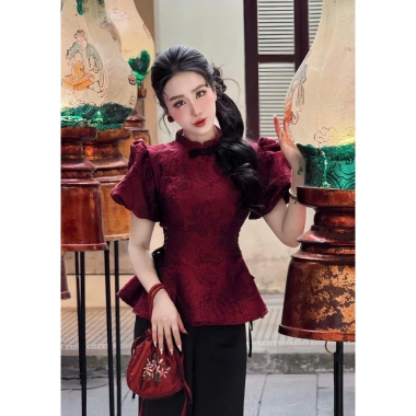 Set lam thiết kê thanh lịch áo gấm đỏ tay bồng cổ trụ rút dây sườn và quần suôg Giá ưu đãi 198.010 VND 10