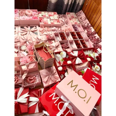 Set Quà Tặng 20/10, 8/3, 20/11, Valentine - Son Thỏi + Hoa + Hộp + Thiệp + Túi 259.000 7 Set Quà Tặng 20/10, 8/3, 20/11, Valentine - Son Thỏi + Hoa + Hộp + Thiệp + Túi 259.000 7