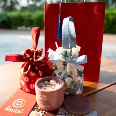 Set quà tặng Nến thơm Tết 2.026, 6 mùi hương ấm áp, thanh mát, thư giãn kèm túi vải hoa và túi giấy, Giá chỉ 305.500₫ 3