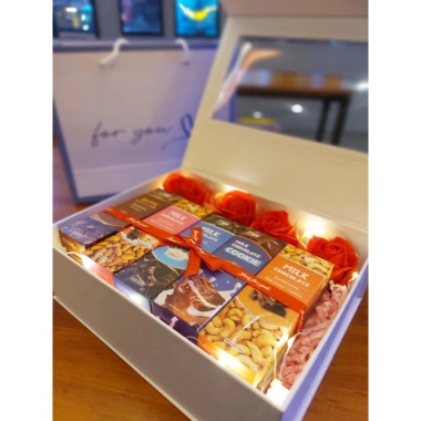 Set Quà Valentine Socola FIGO 20gr + Trang Trí Cửa Sổ, Mix Đen & Sữa - 75.000₫