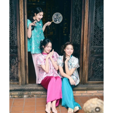 Set Tết 199k – Áo cách tân hoa sang trọng + Quần suông lụa nhẹ, giá ưu đãi