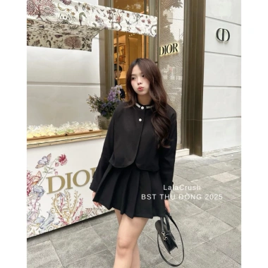 Set tiểu thư đen Mera áo khoác và chân váy xếp ly mùa đông 2.025, giá 335.000₫