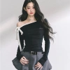 SUGAL Set Áo Thun Trễ Lệch Vai kèm Dây Nơ, Đai và Chân Váy Xếp Ly Phồng Giảm giá trước Tết 2
