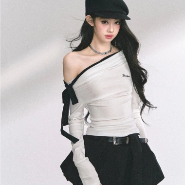 SUGAL Set Áo Thun Trễ Lệch Vai kèm Dây Nơ, Đai và Chân Váy Xếp Ly Phồng Giảm giá trước Tết