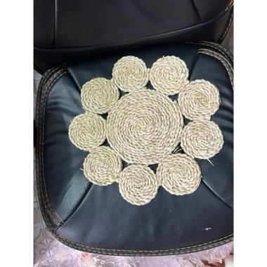 Thảm vỏ ngô đan tay 25-30cm decor treo tường, lót bình hoa, giá ưu đãi 45.000₫ 7 Thảm vỏ ngô đan tay 25-30cm decor treo tường, lót bình hoa, giá ưu đãi 45.000₫ 7