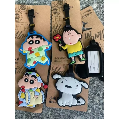 Thẻ hành lý Crayon Shin‑Chan EZ8Y – Nhận dạng mặt, dây chuyền nhỏ, giảm giá 20%
