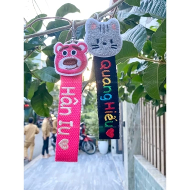 Thẻ Nametag Thêu Tên Mặt Gấu - Tag Treo Con Vật Yêu Cầu, Cặp Cho Bé, Giá 70.000₫ 5 Thẻ Nametag Thêu Tên Mặt Gấu - Tag Treo Con Vật Yêu Cầu, Cặp Cho Bé, Giá 70.000₫ 5