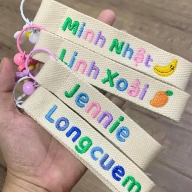 Thẻ tên thêu cá nhân - Móc khóa, treo cặp, balo, túi xách, giá ưu đãi 67.000 VND