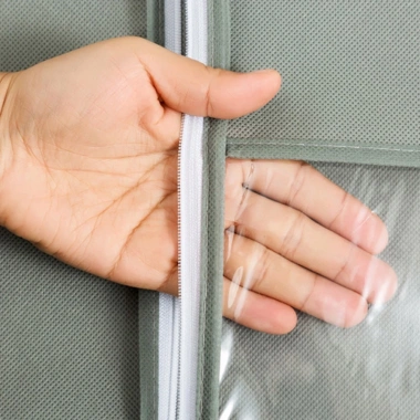 Túi bọc quần áo vải không dệt chống bụi, chống thấm, khóa kéo - Giá 24.000 (Bán sỉ)
