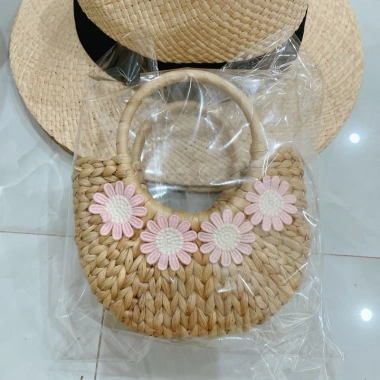 Túi cói lục bình nhỏ xinh cho bé size 15cm - Phụ kiện thời trang giá ưu đãi 90.000 VNĐ 10 Túi cói lục bình nhỏ xinh cho bé size 15cm - Phụ kiện thời trang giá ưu đãi 90.000 VNĐ 10