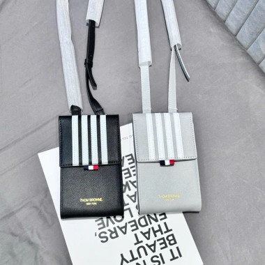 Túi đeo chéo mini da PU unisex - nắp thêu 4 sọc kẻ vạch, logo xanh đỏ viền dập chữ, 84.996₫ 2