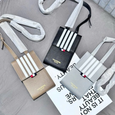 Túi đeo chéo mini da PU unisex - nắp thêu 4 sọc kẻ vạch, logo xanh đỏ viền dập chữ, 84.996₫ 4