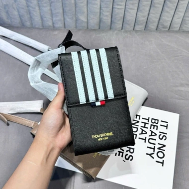 Túi đeo chéo mini da PU unisex - nắp thêu 4 sọc kẻ vạch, logo xanh đỏ viền dập chữ, 84.996₫ 9