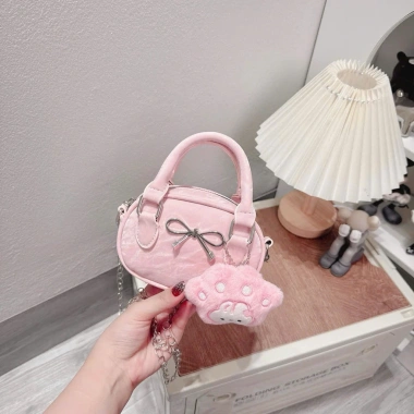 Túi đeo chéo mini dáng bàu in chữ nổi, kèm gấu treo cute thời trang - 59.000 VND