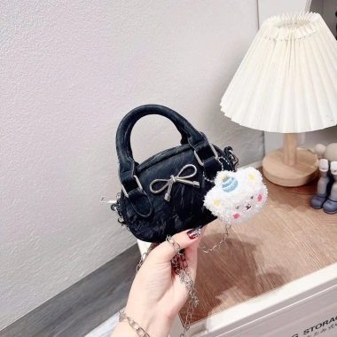Túi đeo chéo mini dáng bàu in chữ nổi, kèm gấu treo cute thời trang - 59.000 VND 5 Túi đeo chéo mini dáng bàu in chữ nổi, kèm gấu treo cute thời trang - 59.000 VND 5
